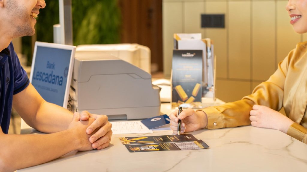 Perbedaan Emas & Deposito: Panduan Investasi Aman - Bank Lescadana